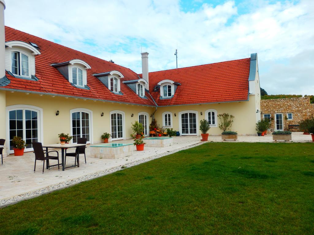 Liszkay Borkuria Hotel Monoszlo Exterior foto